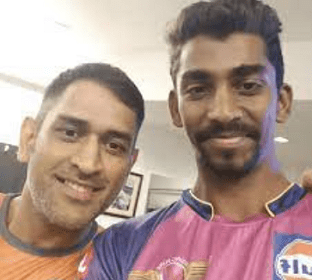 Baba Aparajith with ms Dhoni